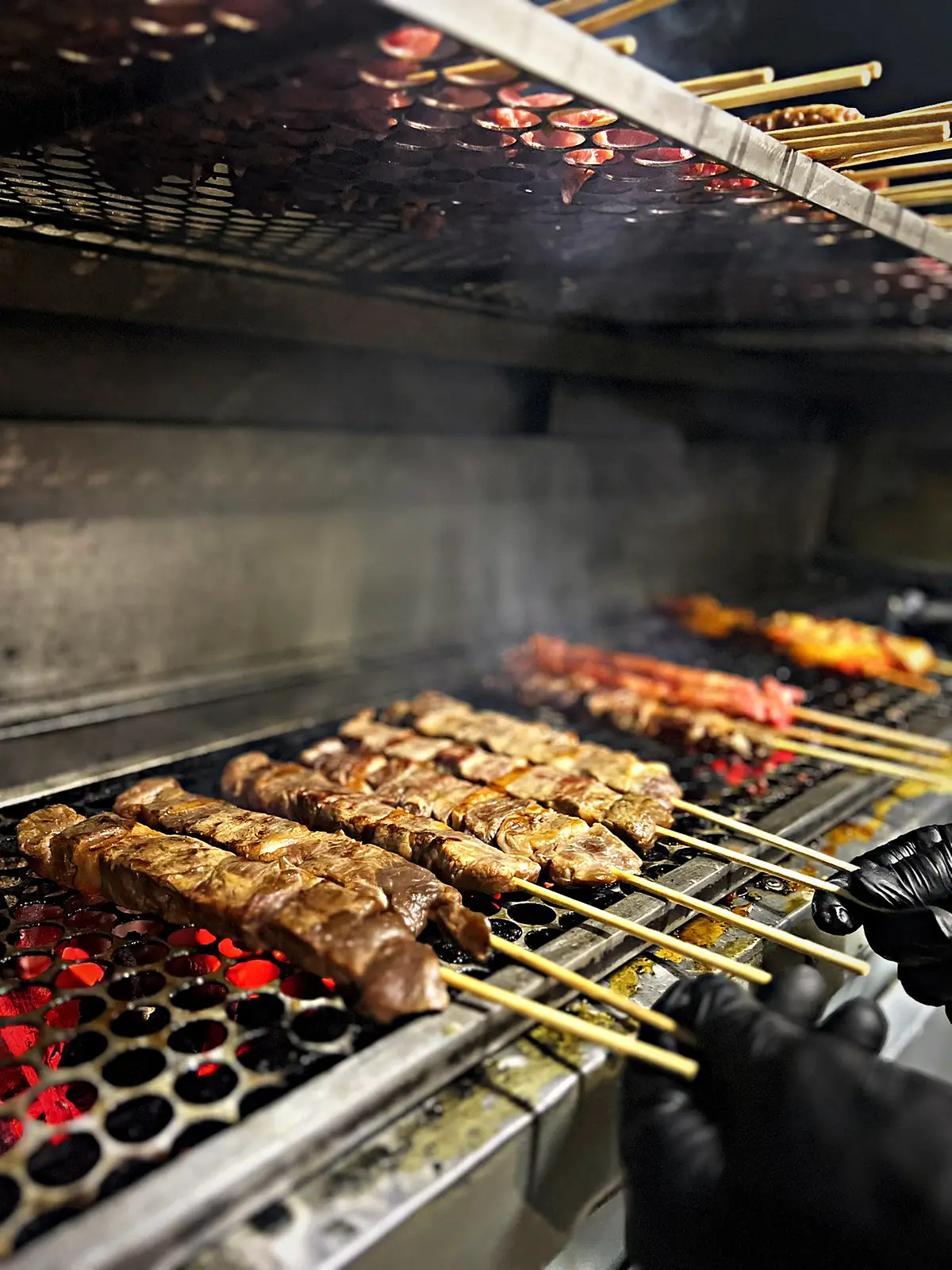 Espetinhos de carne assando na brasa da churrasqueira do Espetinhos do Zé, na QNN 19 em Ceilândia