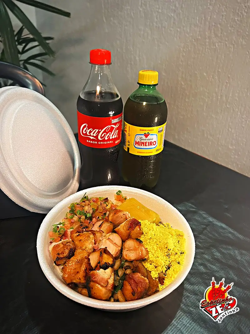 Jantinha de frango na marmita com farofa e vinagrete, pronta para entrega