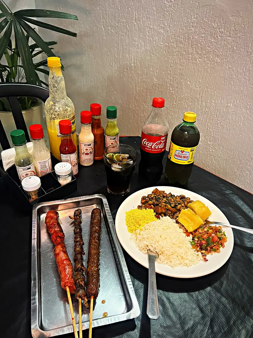 Jantinha Completa com espetinhos de linguiça e cafta, arroz, feijão tropeiro, farofa, mandioca e vinagrete