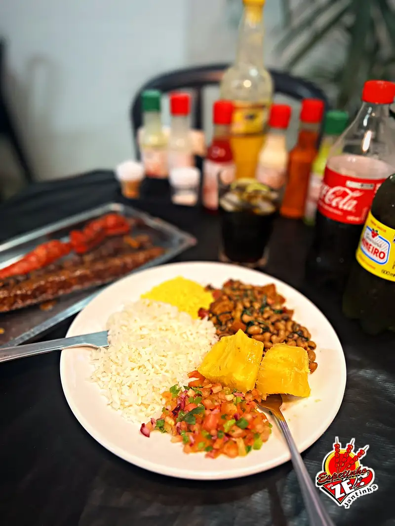 Prato da jantinha com arroz, feijão tropeiro, farofa, mandioca e vinagrete